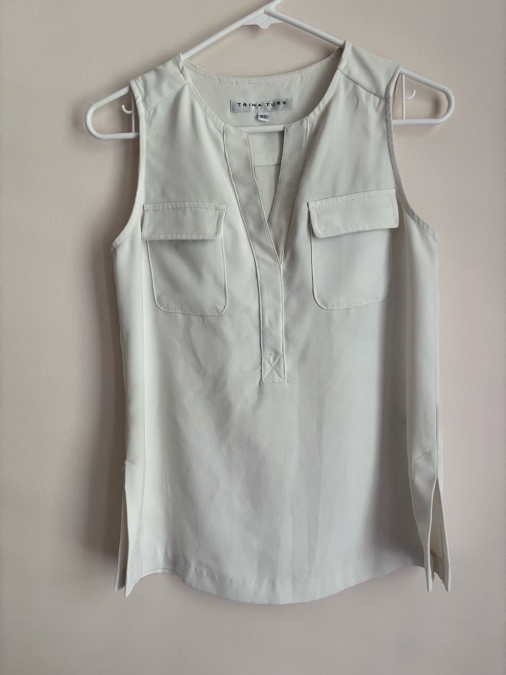 Trina Turk Cream Sleeveless Split V-Neck Pocket Camisole